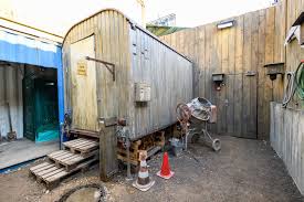 Ein weiterer umzug zu einem neuen standort innerhalb des coloneums folgte schließlich im jahr 2017. Promi Big Brother 2018 Eine Baustelle Inkl Campingklo Ohne Betten Gala De