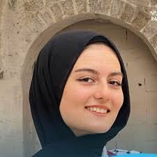 أفادت مصادر بفقدان الاتصال بالناشطة إيمان اللولو وعائلتها أثناء تصويرها  لعملية توزيع المساعدات في شمال قطاع غزة. وأوضحت المصادر أن العائلة كانت قد  توجهت إلى منطقة زكيم، حيث يتم توزيع المساعدات، وهي