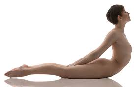 Nackt-Yoga Videos & Bilder | 10 beliebte Posen & Übungen