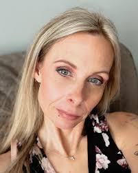 Julie Genest's Instagram, Twitter & Facebook