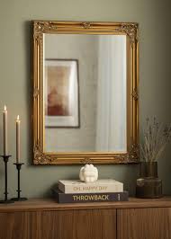 Miroir accroché au mur d'une chambre
