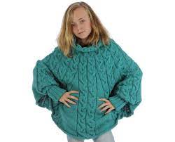 Würdest du gerne einen schönen poncho aus wolle wie auf dem bild stricken? Fur Kinder Strickt Man Am Besten Einen Poncho Mit Armeln Vor Dem Stricken Sollte Man Eine Ma Poncho Stricken Kinder Poncho Mit Armel Poncho Stricken Anleitung