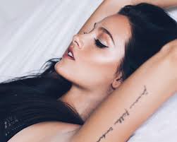 La reveladora postal de oriana sabatini oriana sabatini es considerada una de las jóvenes más bellas de la argentina y, cada vez que comparte alguna foto en sus redes sociales, sus más de 5.2 millones de seguidores salen a halagarla y dejarle mensajes de cariño. 2 166 Likes 7 Comments A N I T A T H O M A S Anitathomasph On Instagram Un Poco De Playa Antes De La Apert Oriana Sabatini Tatuajes De Famosos Tatuajes