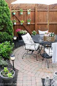 22 Princely Small Backyard Makeovers Ideas On A Budget Backyarddesign Backyardlan Small Backyard Landscaping Backyard Makeover Backyard Ideas For Small Yards