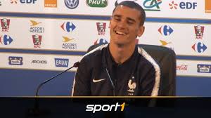 Antoine griezmann looks set to miss the rest of the season afer barcelona said on. Kuriose Ubersetzung Roboterstimme Bringt Antoine Griezmann Zum Lachen Sport1 Wm 2018 Youtube