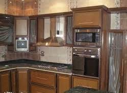 Kitchenonline احد مطابخ الخشمنيوم الفيبر جلاس باللون البنى الغامق الجذاب