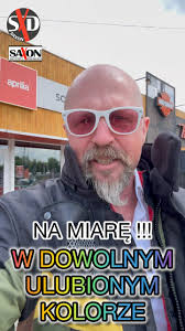 Zrywamy z szarością i monotonią. Koniec nudy, schematów i powtarzalności.  Ubrania motocyklowe SAXON SPORT DRSIGN są nie tylko dopasowane idealnie do  Waszej sylwetki