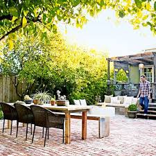 Embrace 70s Style At Home Small Yard Design Backyard Design Yard Design