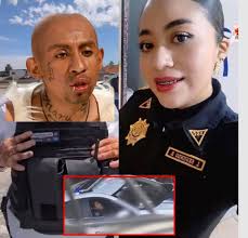 El mismisimo teniente dedotes, ahora todo tiene sentido! 😏