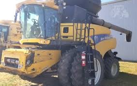 New Holland CR9070 Combine