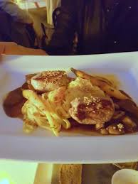 Wenn man will und hat, kann man noch parmesan darüber reiben. Lachs Mit Meerrettich Schaum Zwiebeln Und Kapern Dazu Mit Warmen Toast Scheiben Picture Of La Rotisserie Zurich Tripadvisor