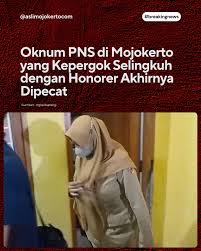INI SANKSINYA ‼️ Oknum PNS, RP yang digerebek bugil bersama honorer, IA  dipecat Pemkab Mojokerto. Sanksi itu sebagai efek jera sekaligus komitmen  Bupati Mojokerto Ikfina Fahmawati mendisiplinkan pegawai nakal.  “Berdasarkan keputusan bupati,