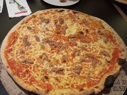 Riesen Pizza Und Leckere Salate L Osteria Essen Essen Reisebewertungen Tripadvisor