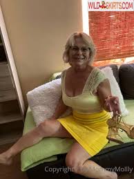24 hot photos by Mommymolly (known as @mommymollly)