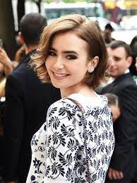 可愛さにノックアウト リリー コリンズの最新ショートボブ ショートのヘアスタイル ヘアスタイリング ショートボブ