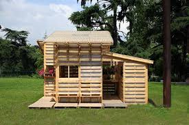 Il s'agit en effet d'un matériau pratique et abordable. Fabriquer Un Abri De Jardin Avec Des Palettes Palette Bois Cabane Palette Creation Avec Des Palettes