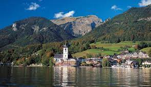 Nahimutang ni sa sentro nga bahin sa nasod, 230 km sa kasadpan sa vienna ang ulohan sa nasod. St Wolfgang Am Wolfgangsee