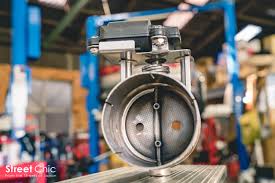 電動の消音バルブでマフラーの音量対策!!取り付けは溶接いらず、差し込んでバンド留め。リモコンで消音するのが楽すぎた話 - STREETCHIC