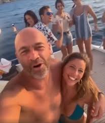 This is the perfect pic for “team tummy”. In 2019 social media went off the  rails with some pics of Jason vacationing with his family. Not too many  Dads have this body