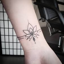 Cette fleur est un symbole très puissant de l'orient, le bouddhisme, l'inde ancienne, l'égypte, la chine. Tatouages Fleur Lotus Pour Quel Modele Craquer