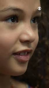 Pequenininha só no tamanho 🤏🏼✨ porque no talento… é GIGANTE! 🌟 Elis  Cabral é Sofia em #DonaDeMim e já conquistou o Brasil inteiro. O  #Fantástico foi ouvir esse furacãozinho de perto 💕