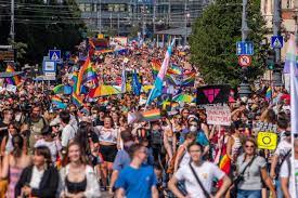 A budapest pride felvonulás hivatalos végét ezután jelentették be, zárszóként felcsendült az éjjel soha nem érhet véget a hangszórókból. Xg02lz8aub2enm