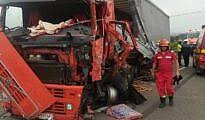 O persoană a decedat şi alte trei au ajuns la spital în urma unui accident produs, în această dimineață la poiana stampei, în care au fost implicate un tir şi un autoturism. Accident Poiana Stampei Suceava News Online
