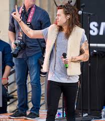 Unlike many other musicians, styles seems to have gone for balance with his tattoos, leaving mostly negative space on his right side. Harry Styles Shows Off Brand New Eagle Tattoo On His Right Arm Daily Mail Online