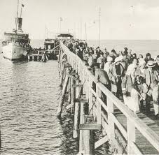 Sie ist mit einer länge von 370 metern die zweitlängste seebrücke rügens nach der seebrücke sellin. Lebensrettende Tragodie Der Tag An Dem Die Seebrucke Von Binz Einsturzte Welt