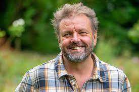 Homes under the hammer's martin roberts noticed something problematic with a property's flooring in south wales.martin visited a . U3 Ksmzwgctosm