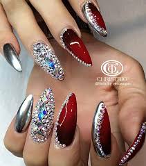 Los decorados para uñas es algo muy delicado pero a su vez algo que requiere mucha paciencia, tener buen gusto para combinar los colores y dedicación para poder ir cambiando los modelos y figuras que estés eligiendo. Metallic Silver Red Rhinestone Nails Nailart Design Unas Plateadas Unas Estilo Sinaloa Decorados Para Unas Cortas