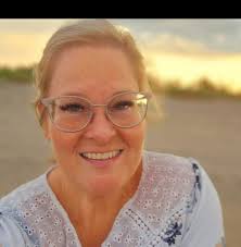 Carrie Underwood makes sure Luke Bryan, Lionel Richie and Ryan Seacrest  stay fit 52 weeks a year—even in Hawai'i! 😅🍹 #AmericanIdol