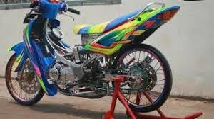 Batok kepala satria sudah diubah dengan batok kepala tanpa lampu atau batok buta. Motor Trend Modifikasi Video Modifikasi Motor Suzuki Satria 2 Tak Airbrush Terbaru Youtube