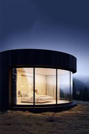 This Prefabricated Housing Module A Real Cocoon Of Simplicity Settles In The Middle Of Nature To Welcome City Dw En 2020 Maison Prefabriquee Architecture Prefabrique