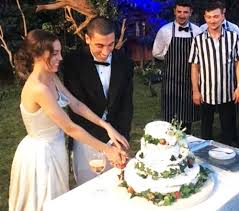 İki yıldır şarkıcı can bonomo ile aşk yaşayan oyuncu öykü karayel, dün akşam kıyılan nikah töreninde ikiz kardeşinin tasarladığı resimli gelinliği giydi. Can Bonomo Ve Oyku Karayel In Nikah Toreninden Hos Detaylar