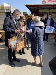 Formaty na czytniki kindle, pocketbook oraz telefony z systemami android, ios, windows. Marcin Warchol Z Rodzina Na Ulicach Rzeszowa Zbieral Podpisy Poparcia