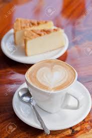 Taza De Café Con Leche Con Torta Fotos, retratos, imágenes y fotografía de  archivo libres de derecho. Image 22500771
