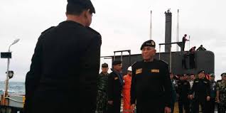 ^ 55 tahun pengabdian hiu kencana, satuan kapal selam koarmatim sangat disegani. Foto Tni Al Beri Menhan Ryamizard Brevet Hiu Kencana Merdeka Com