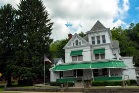 Historic Masters Funeral Home Main Street Mannington Wv Home Structure West Virginia House Styles