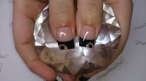 Estos son algunos ejemplos de unas acrílicas que puedes uñas negras con pedrería dorada. Black Y Caviar Rosa Miriam Dream Nails