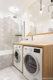 Deux Machines A Laver Ont Trouve Refuge Sous Le Meuble Vasque De La Salle De Bains Meuble Vasque Amenagement Salle De Bain Meuble Toilette
