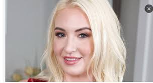 Kate Dee's Instagram, Twitter & Facebook