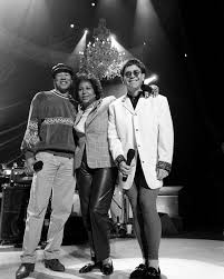 Aretha Franklin - 📸: Aretha posed with Smokey Robinson and... | Facebook