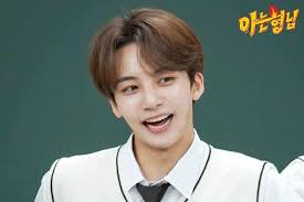 Jeonghan seventeen seventeen memes seventeen debut hip hop woozi wonwoo seventeen wallpapers seventeen magazine pop bands. Seventeen S Jeonghan Ranks Top 3 Best Looking Members Of The Group In His Opinion Kpophit Kpop Hit