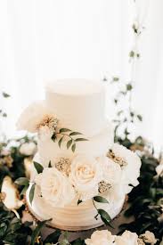 Simple Elegance With This Cake Wedding Cake Dessert Table Wedding Traditional Wedding Cake