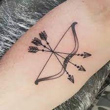 Tattoo vorlagen gibt es in zahlreichen designs, farben und formen! Bogen Und Pfeil Tattoo Ideen Fur Leidenschaftliche Menschen Beste Tattoo Ideen Pfeil Tattoo Tattoo Ideen Pfeil Und Bogen