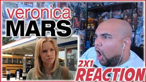 En fait, futée et courageuse, la jeune fille s'emploie à résoudre les mystères les plus enfouis que cache la petite communauté de neptune. Veronica Mars Reaction Season 2 Episode 1 Normal Is The Watchword 2x1 Reaction Youtube
