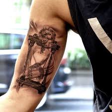 59 Tatuajes De Relojes De Arena Con Su Significado Los tatuajes de brújulas junto con los tatuajes de relojes son una buena combinación que nos motiva y recuerda que no tenemos todo el tiempo del mundo para llegar a nuestas en el brazo, el hombro y en la mano. 59 tatuajes de relojes de arena con su