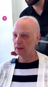 Voleva un taglio così alla moda che si è fatta coraggio ed è andata da un  parrucchiere a caso