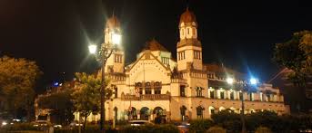 Semula gedung ini untuk kantor pusat perusahaan kereta api (trem). Lawang Sewu Semarang Utiket